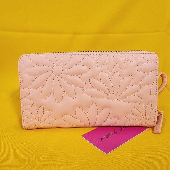 Betsey Johnson Pink Quilted Daisy Flower Spring Wallet Wristlet Zip Around NEW - Picture 4 of 13